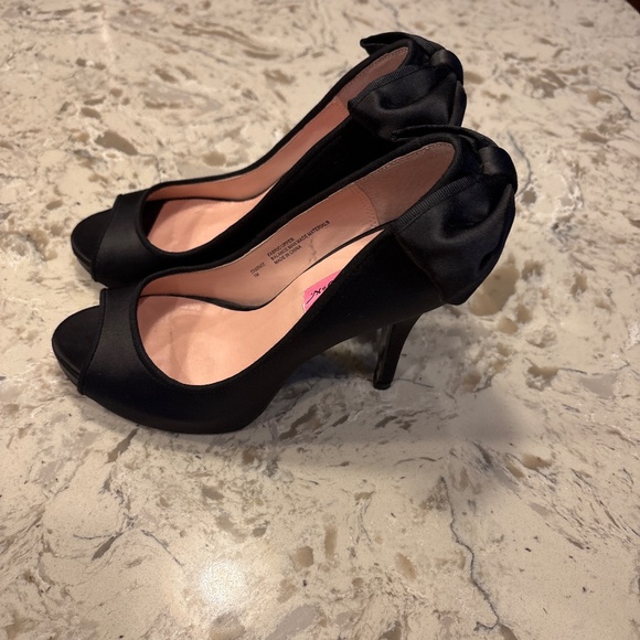 Betsey Johnson Charlie Black Satin Peep Toe Heels  Bow Detail Size 7 - Picture 3 of 5